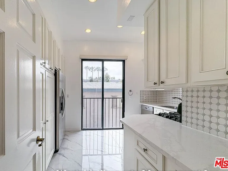 911 5th St #202 — Photo 8