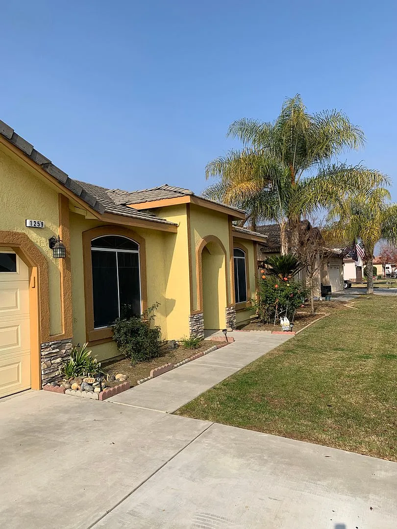 3 Bedroom Home 2 Bath Solar Home — Photo 3