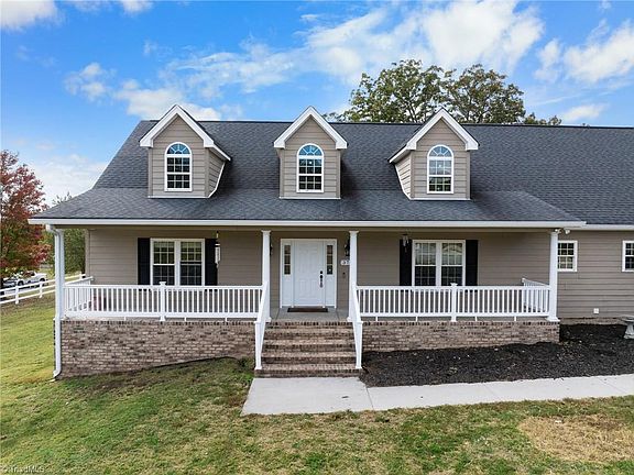 5th image of 373 Luna Ln