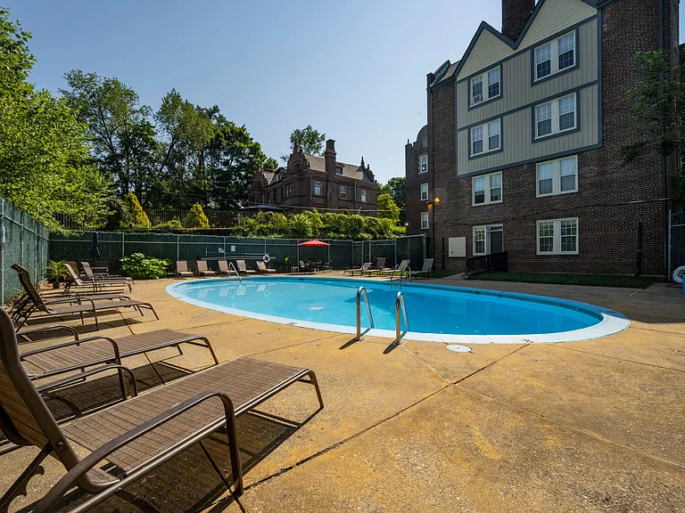 Upsal Gardens Apartments- Beautiful historical building with breathtaking charm! — Photo 13