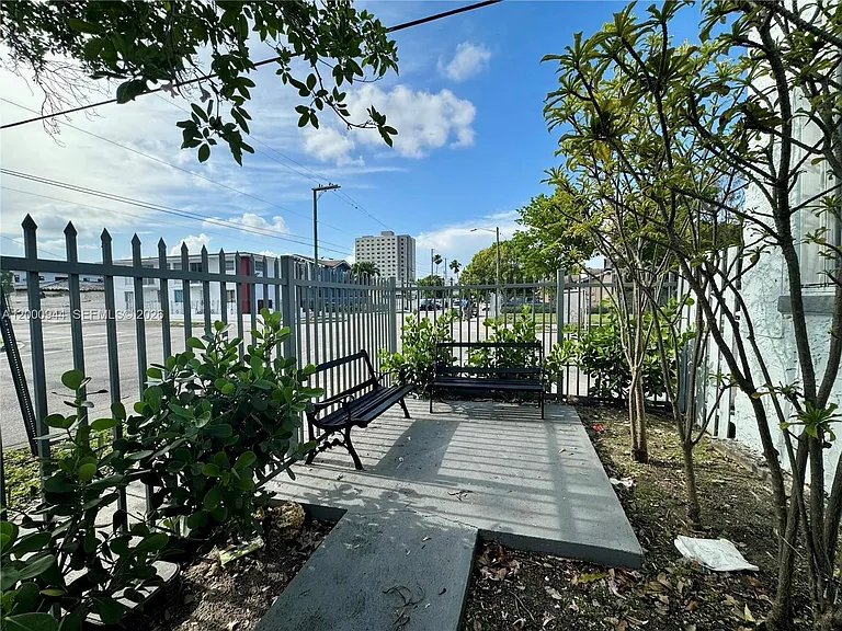 301 SW 10th Ave #1 — Photo 10