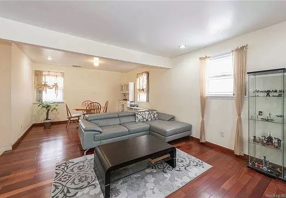 5th image of 68-17 Cloverdale Ln #Garden