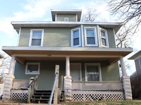 Gas, Electric, Water & Garbage Included. This Apartment Building Is In A Great Location Near Shop...