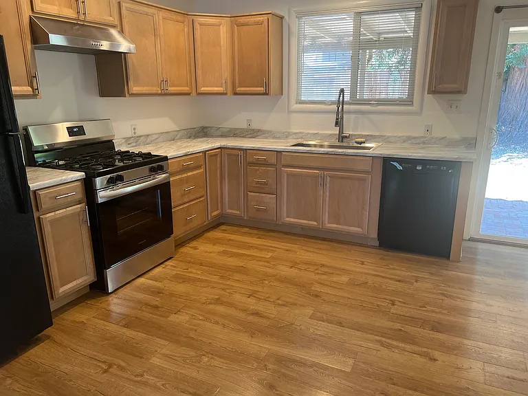 146 Carolyn St — Photo 4