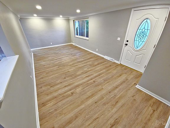 3rd image of 1000 Valley View Dr