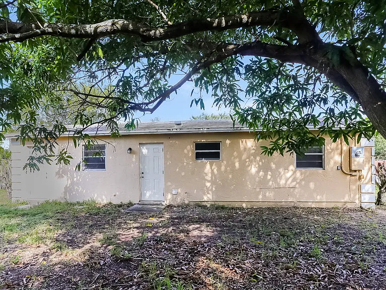 2960 NW 20th St — Photo 15
