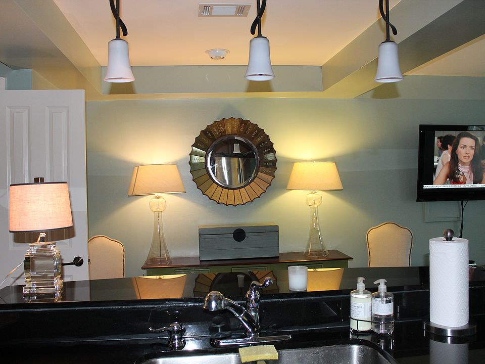 Breakfast area and bar