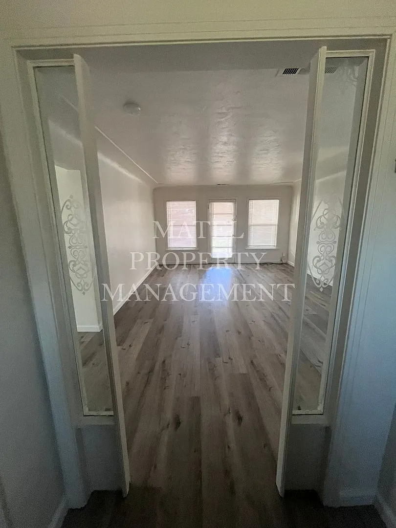No Deposit — Photo 3