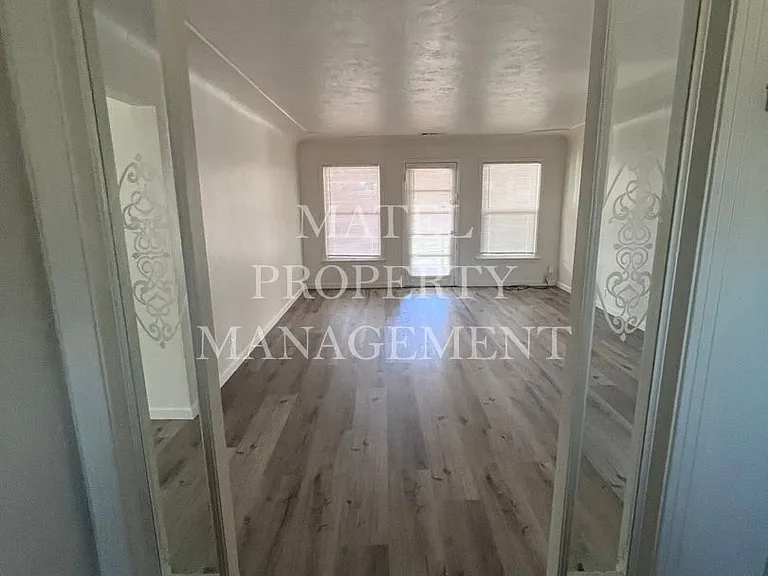 548 Esgar Ave — Photo 3