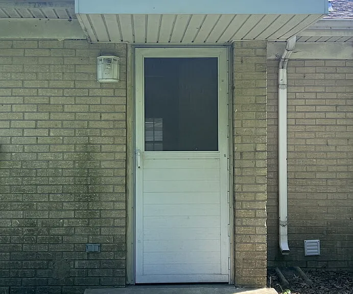 702 W Lon Moore St — Photo 10
