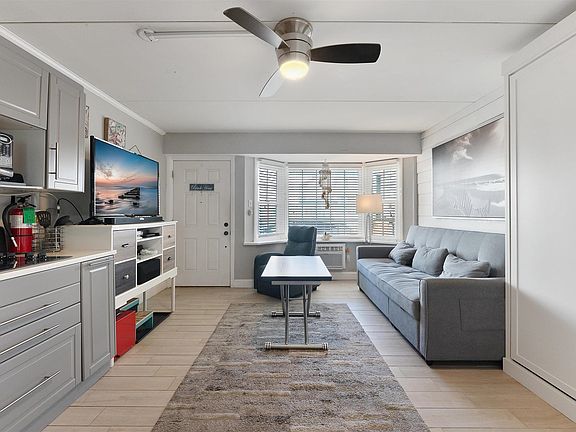 5th image of 402 E Saint Paul Ave #1