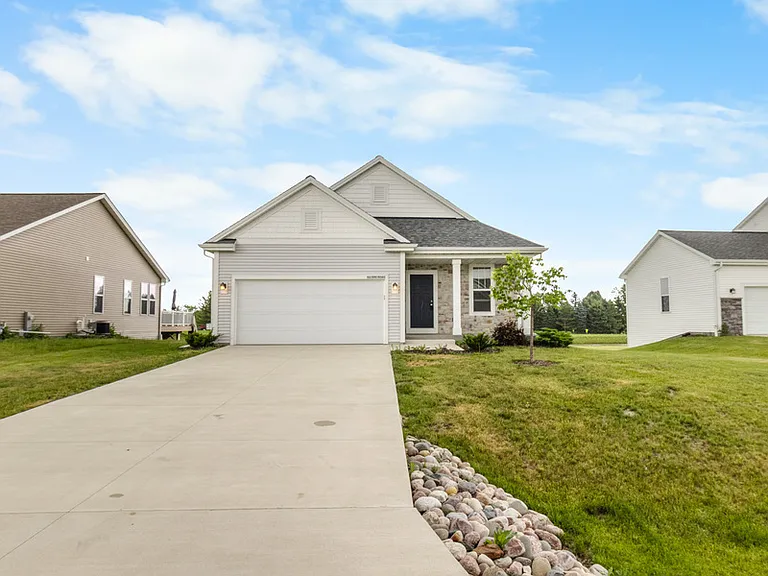 W218N16046 Tiger Lily Dr — Photo 2