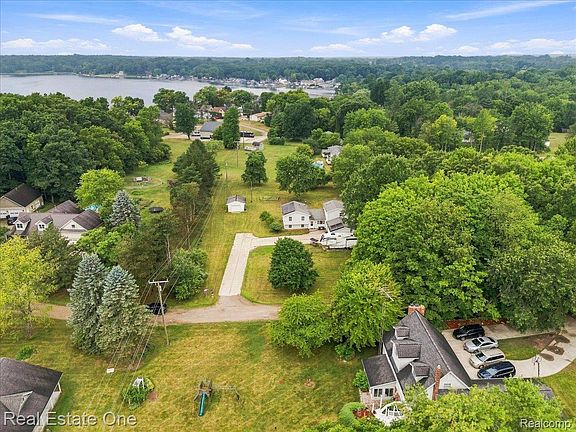 5th image of 3697 Lakeshore Dr