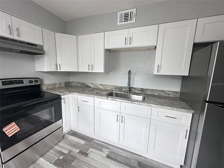 128 W North St — Photo 3