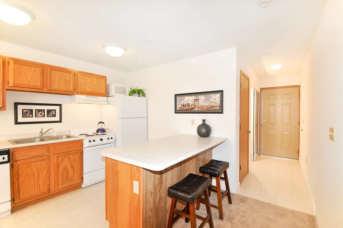 Building Photo - 1005 W Stoughton St #312