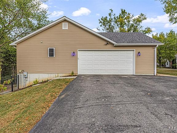 4th image of 9814 Ridgecrest Dr