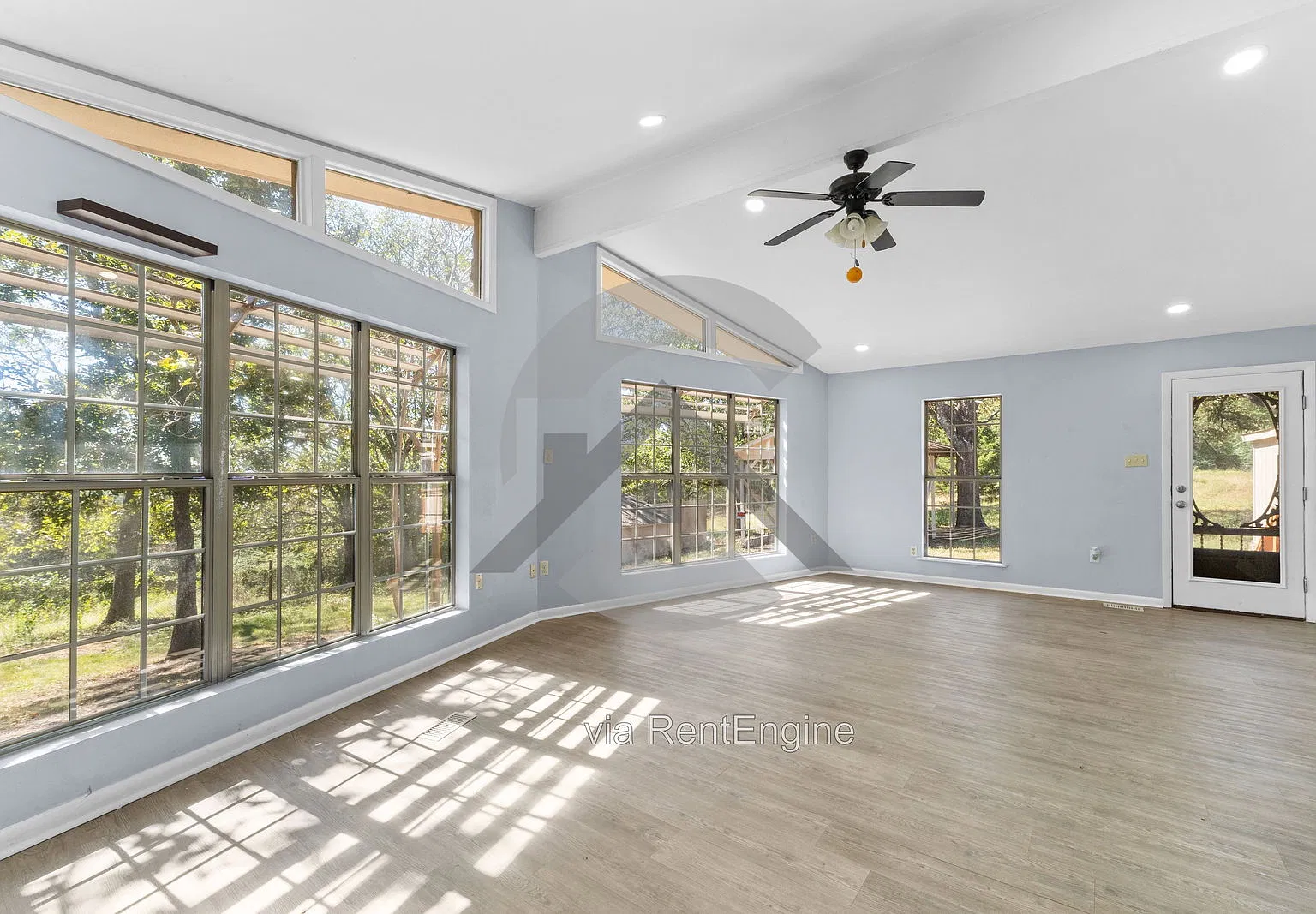 5 bed, 2.5 bath, 2229 sqft, $2,200 — Photo 2