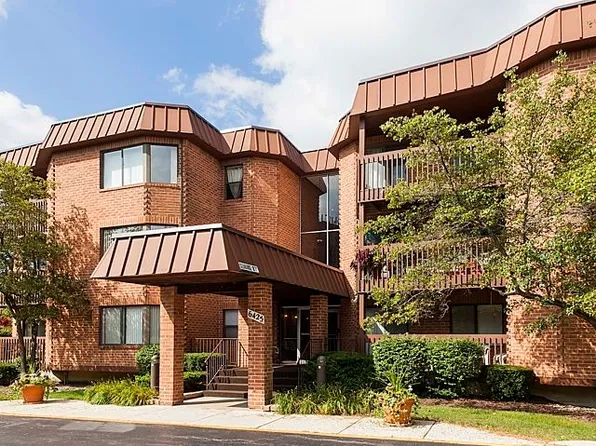 6425 Clarendon Hills Rd APT 212, Willowbrook, IL 60527