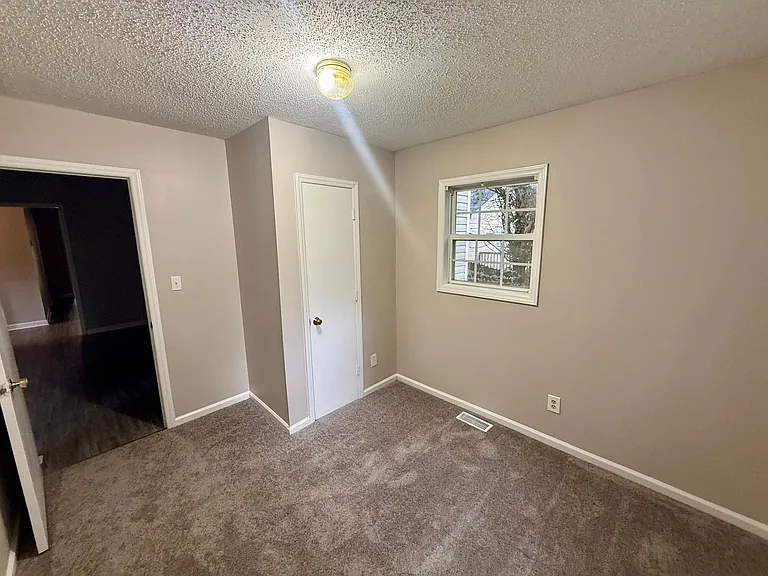 413 Everett St — Photo 16
