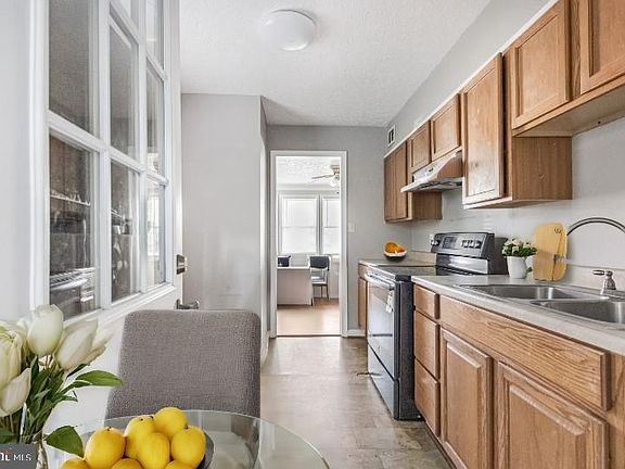 4th image of 1111 Lewis Ave