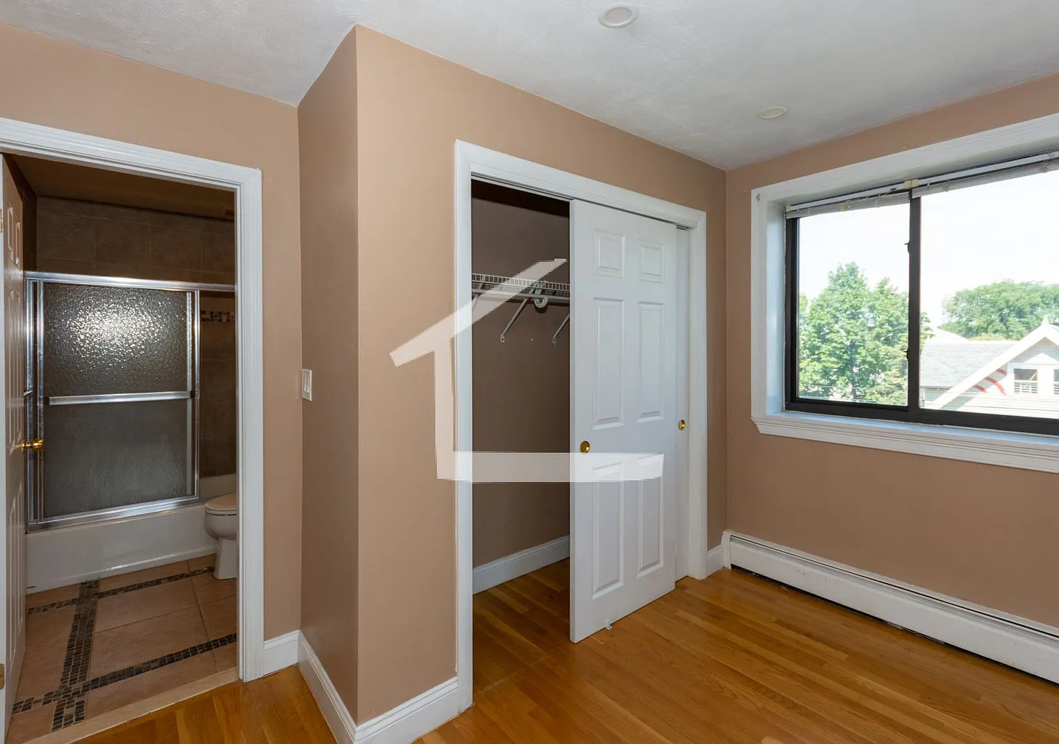 House on Wadsworth St. Perfect for BU students! Laundry in Unit — Photo 4