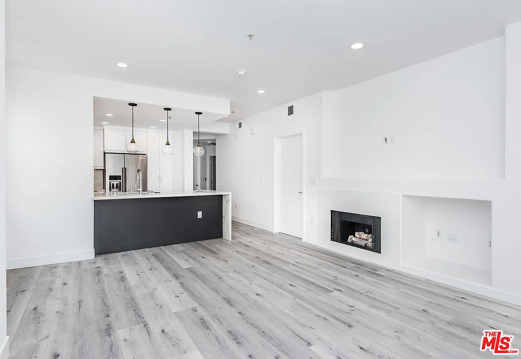 2 bed, 2.0 bath, 993 sqft, $5,200 — Photo 3