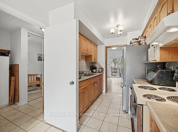 5th image of 26 Fanshawe Dr