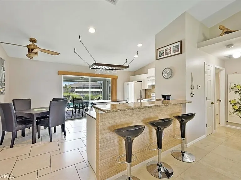 4022 SW 12th Pl — Photo 7