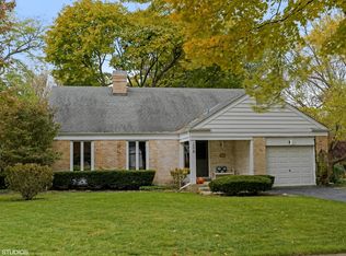 208 Sunset Ter, Lake Bluff, IL 60044