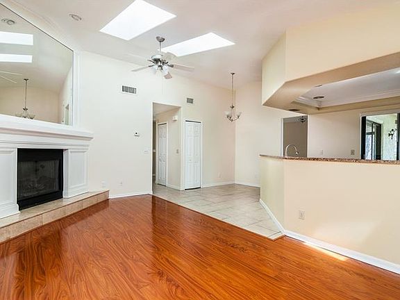 5th image of 2615 Sunnyside Cir