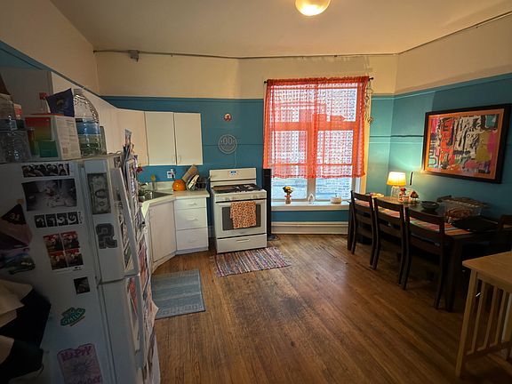 3rd image of 2572 N Lincoln Ave #201