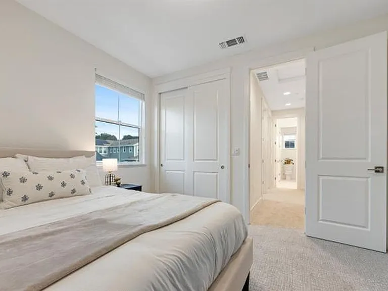1747 Linden Ln — Photo 15