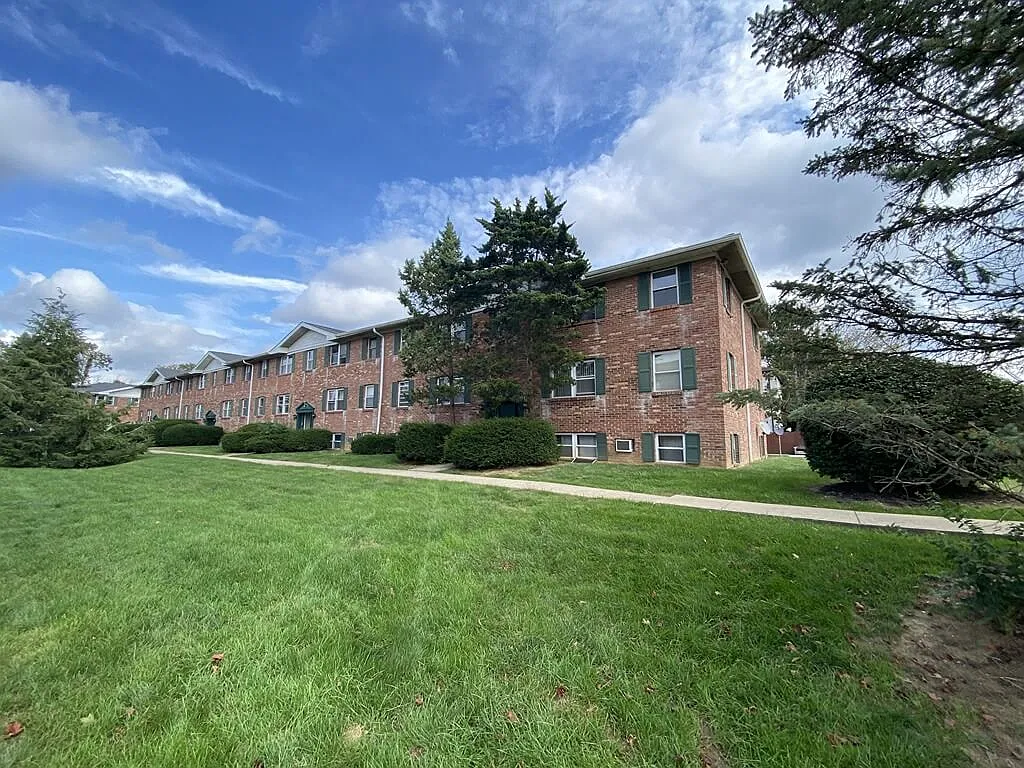 Kingston Manor — Photo 4