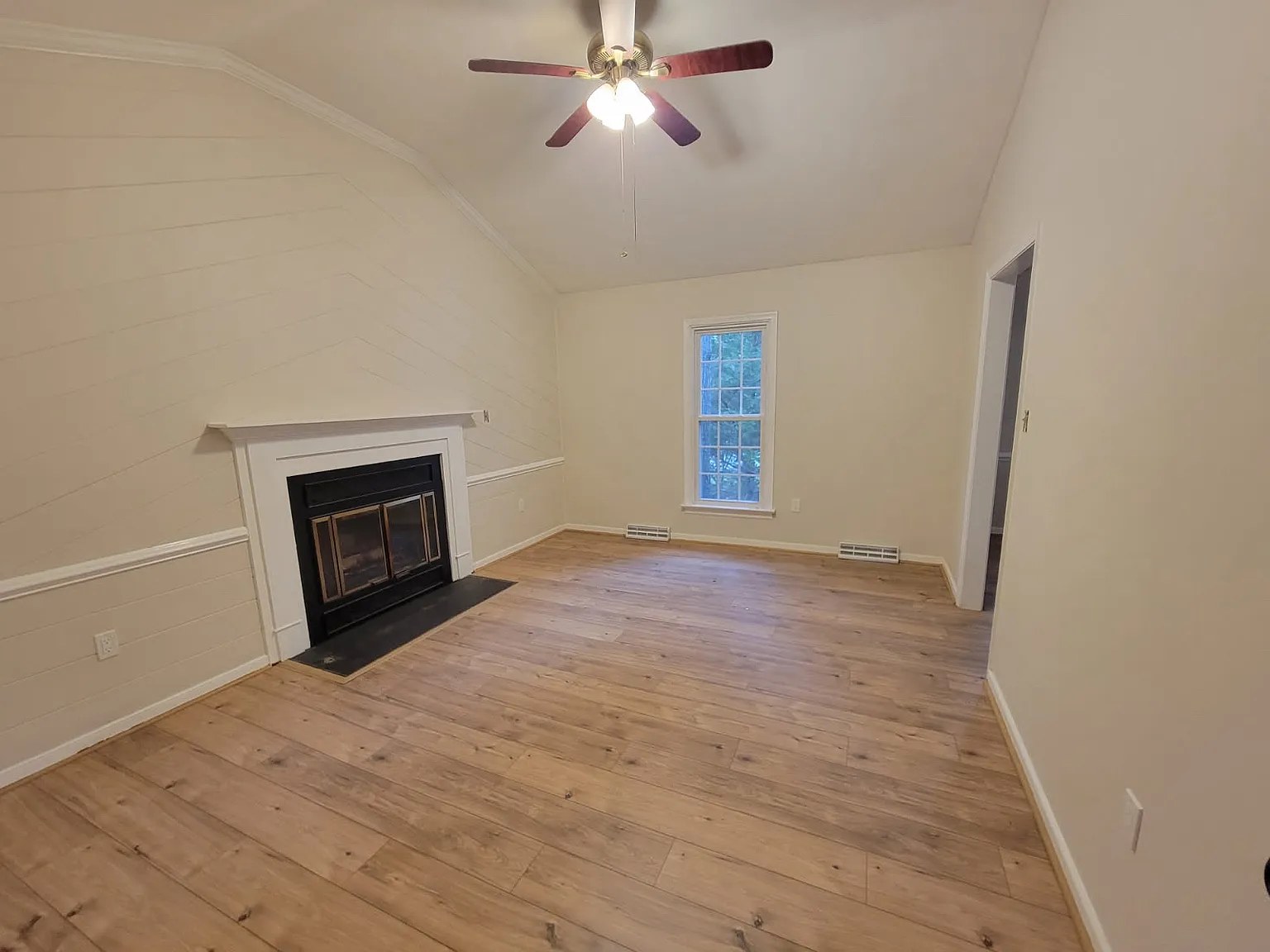 4 bed, 1946 sqft, $2,995 — Photo 2