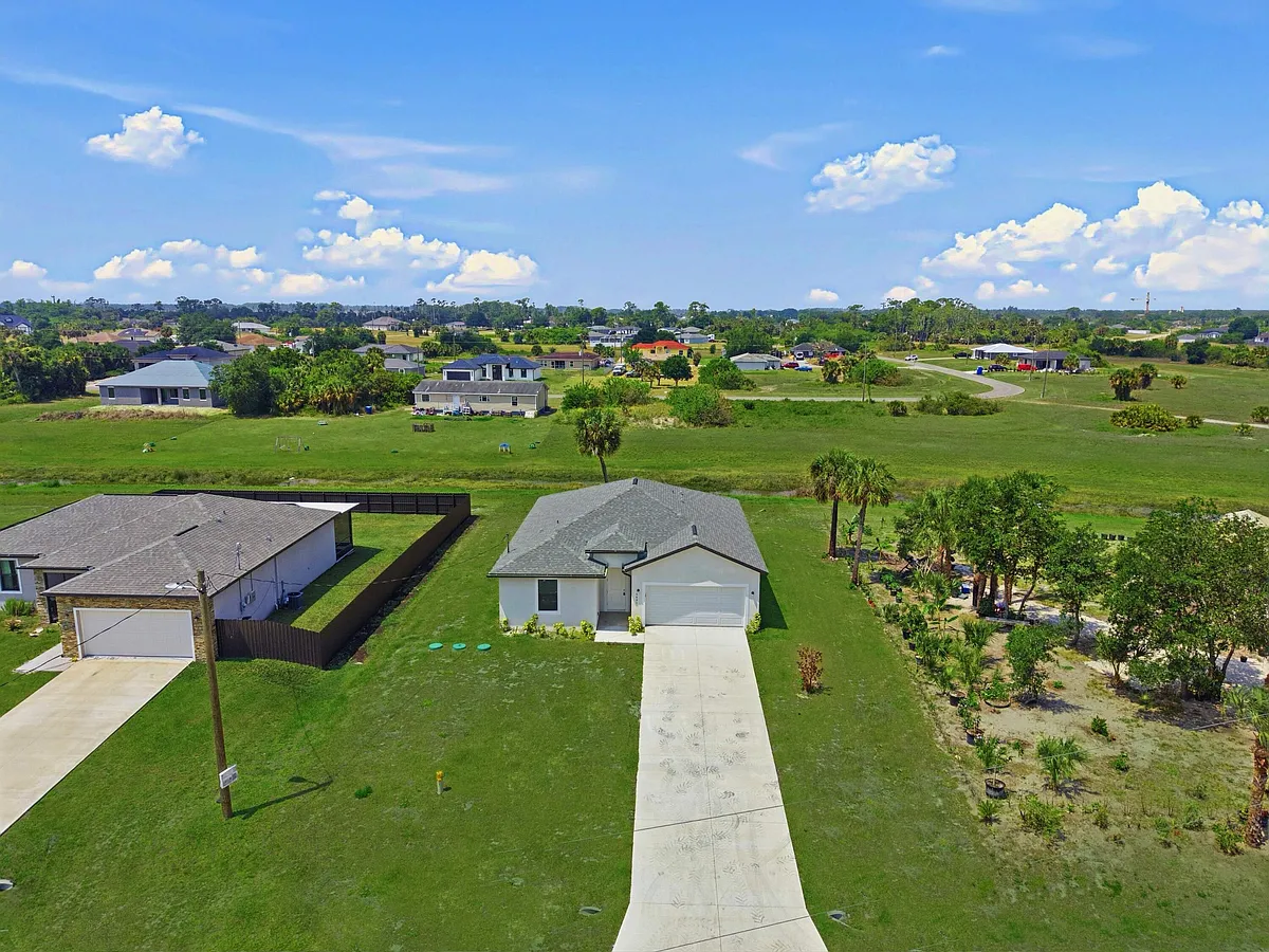 Building Photo - 3031 NE Beechwood Cir