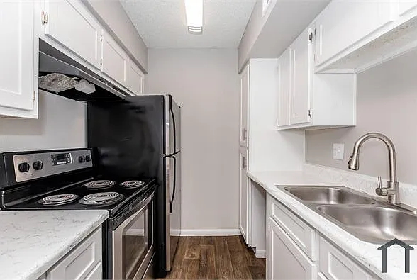 925 Northwood Dr — Photo 2