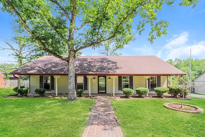 3 bed, 2.0 bath, 2098 sqft, $1,845 — Photo 1