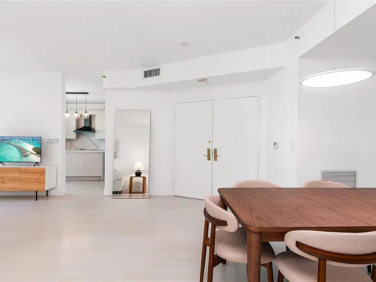 300 S Pointe Dr #907 — Photo 5