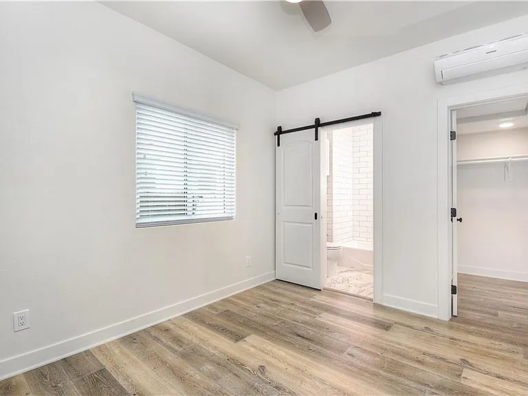 375 Termino Ave — Photo 9