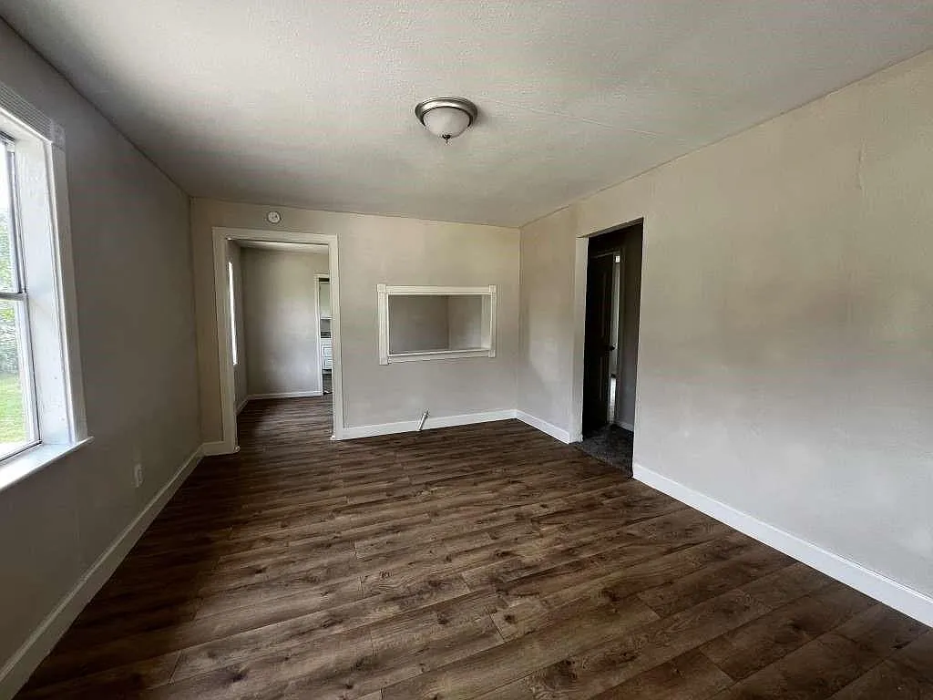 3 bed, 1.0 bath, 888 sqft, $1,495 — Photo 3