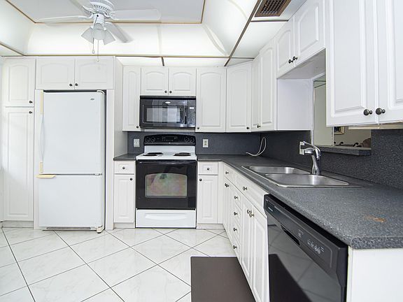 4th image of 4402 Martinique Court #G1