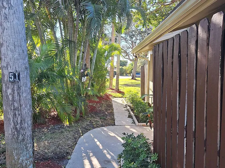51 Meadows Dr — Photo 3