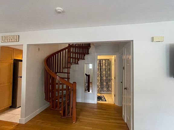 5th image of 635 W Falmouth Hwy #2