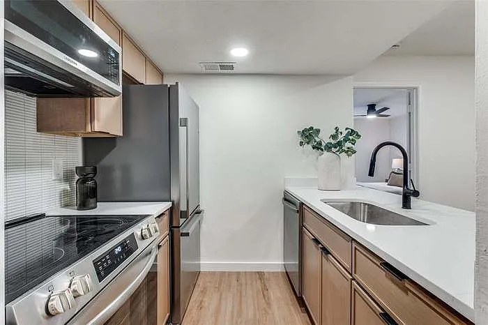 4525 Gilbert Ave — Photo 4