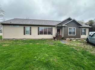 706 W Vanderen St, Newman, IL 61942
