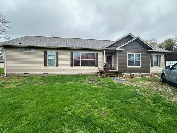 706 W Vanderen St, Newman, IL 61942