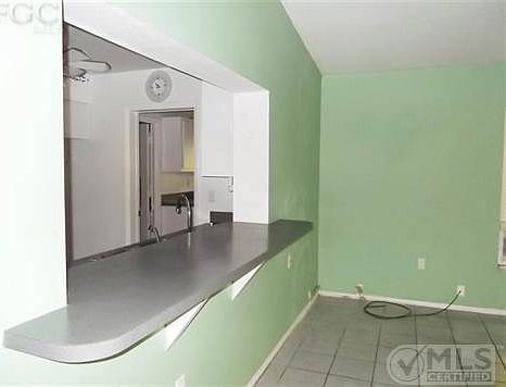 BREAKFAST BAR & DINING ROOM