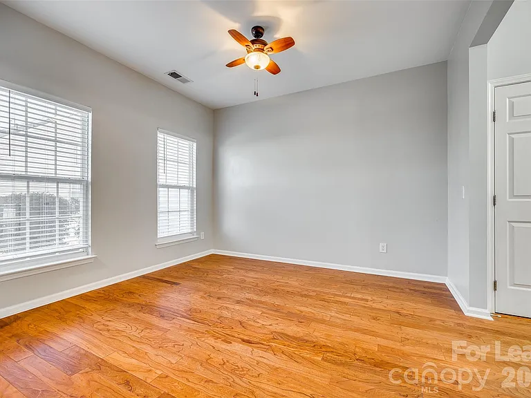 618 Bayou Cir — Photo 5