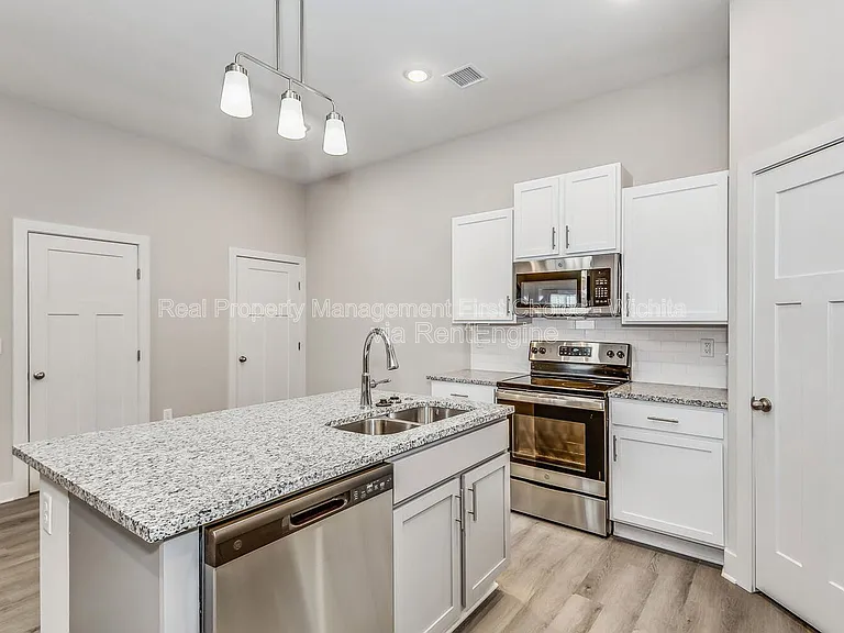 3413 W 45th St S — Photo 4