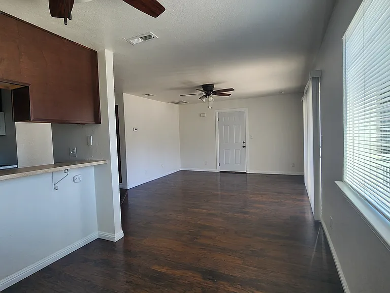 Echo Manor Apartments — Photo 4